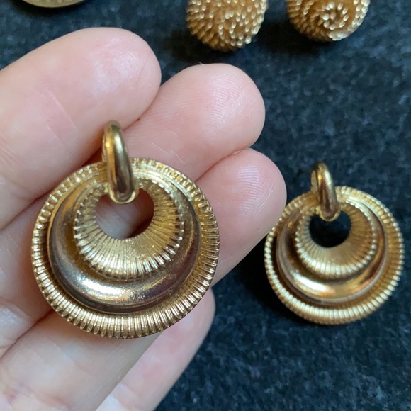 Golden various style vintage earrings lot - Picture 10 of 14